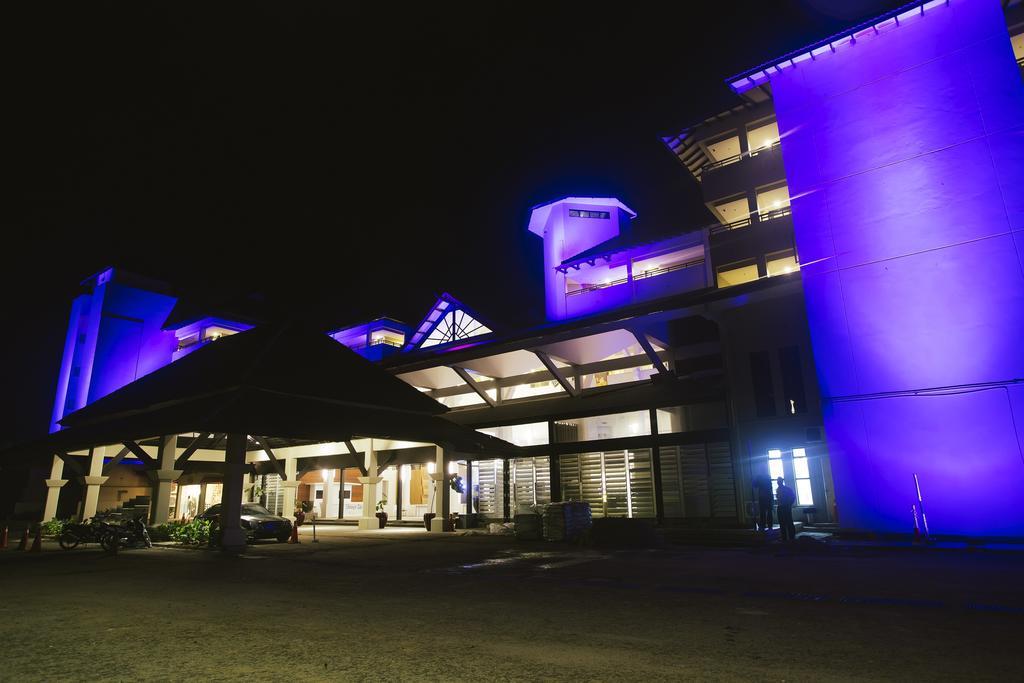Sand&Sandals Desaru Beach Resort&Spa Exterior foto The National Museum of Singapore at night