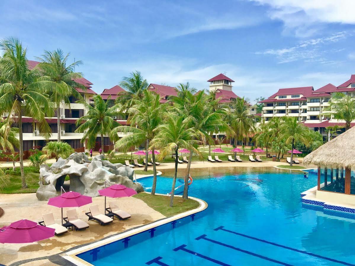Sand&Sandals Desaru Beach Resort&Spa Exterior foto The swimming pool at the resort